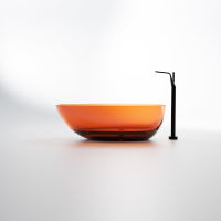 Steinberg Serie 489 Freistehende Badewanne ohne Überlauf aus Polyresin, inkl. Ablaufgarnitur mit Polyresin-Abdeckung, inkl, Ablaufschlauch DN 32, inkl. Siphon, amber